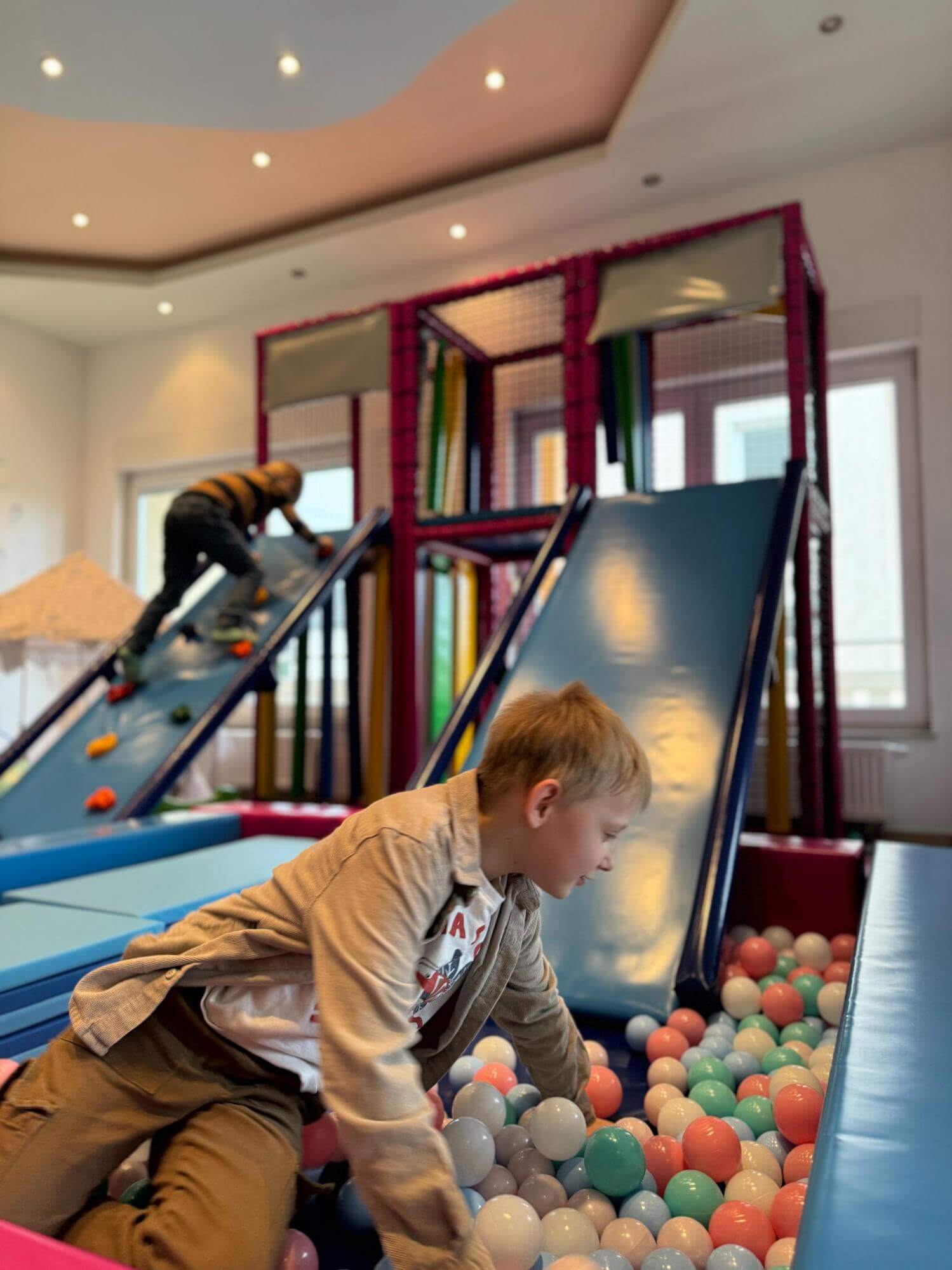 Djecak i loptice Djecak i loptice