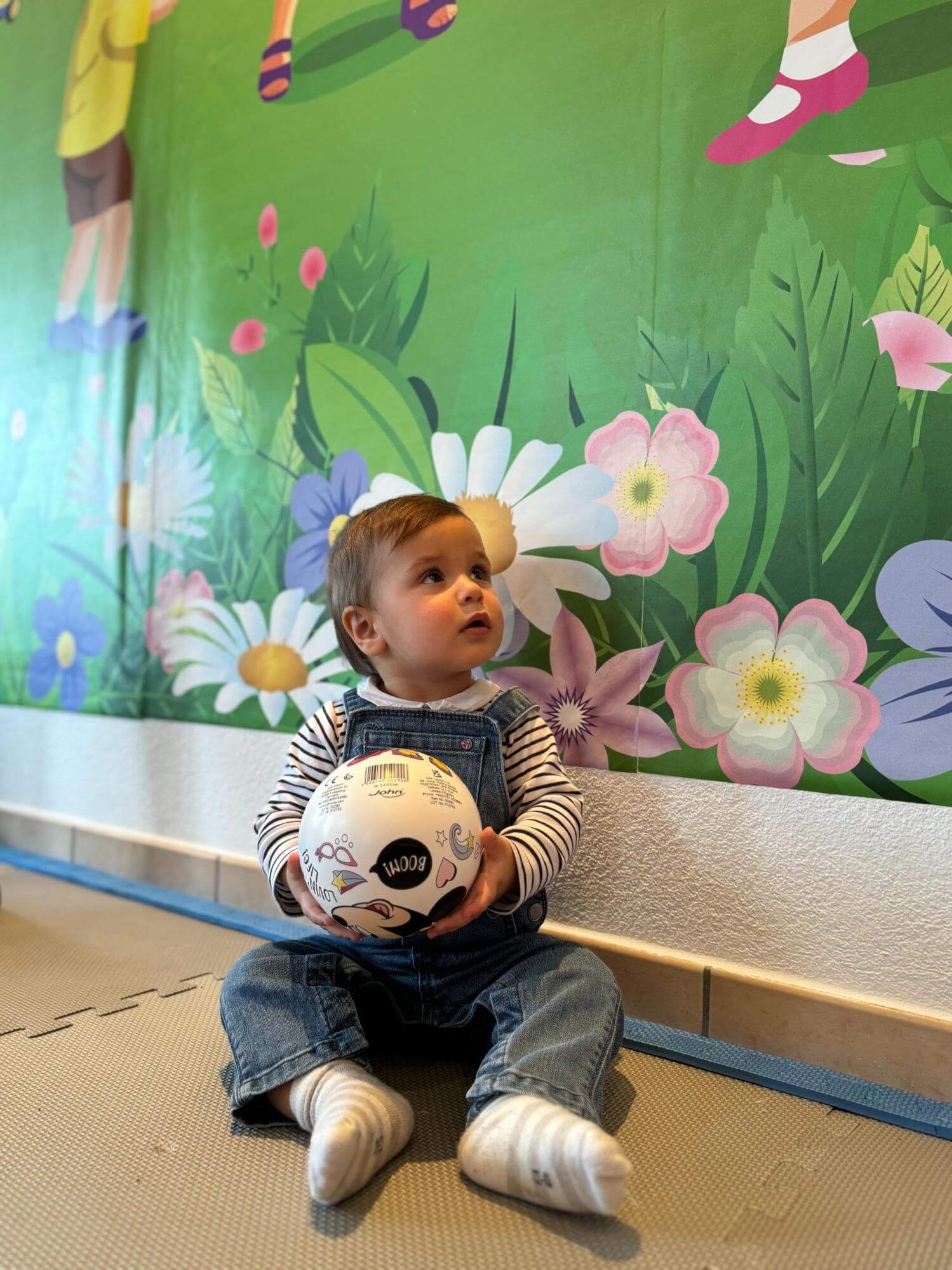 djecak i lopta djecak i lopta