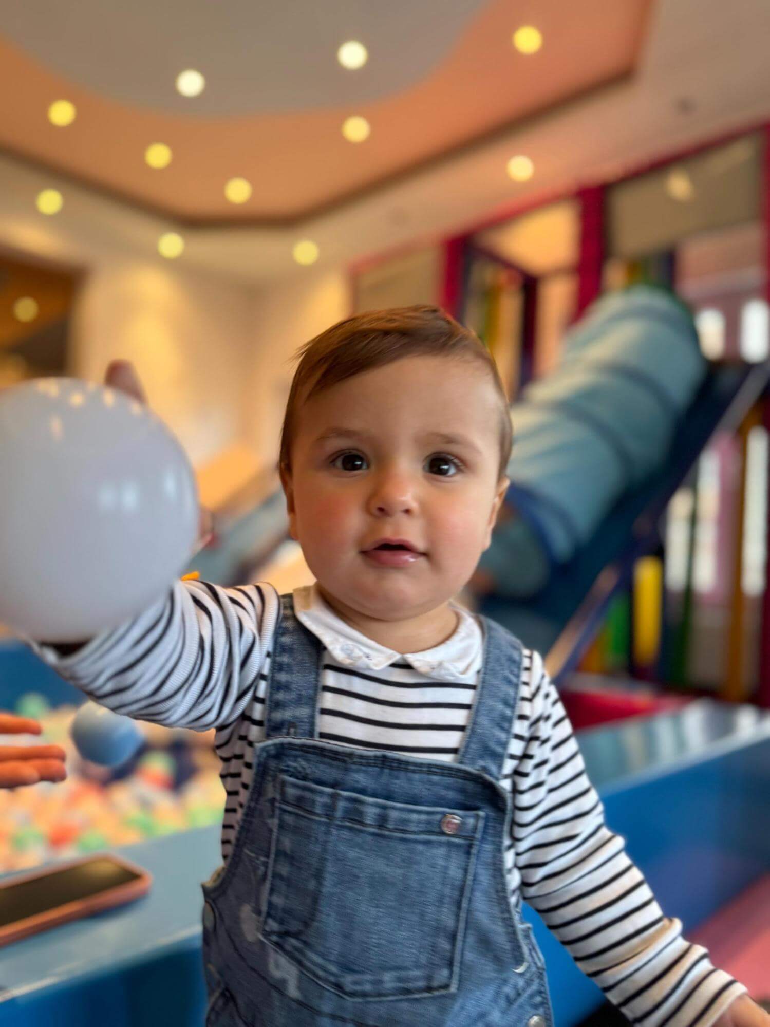 djecak i loptica u igraonici djecak i loptica u igraonici