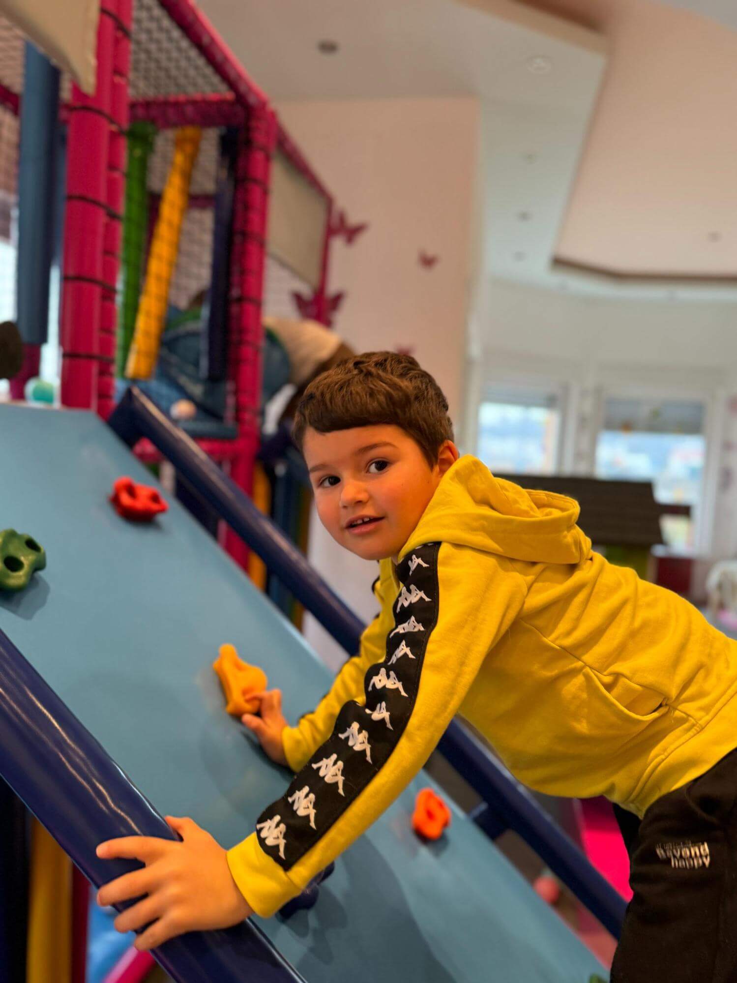 djecak na toboganu djecak na toboganu