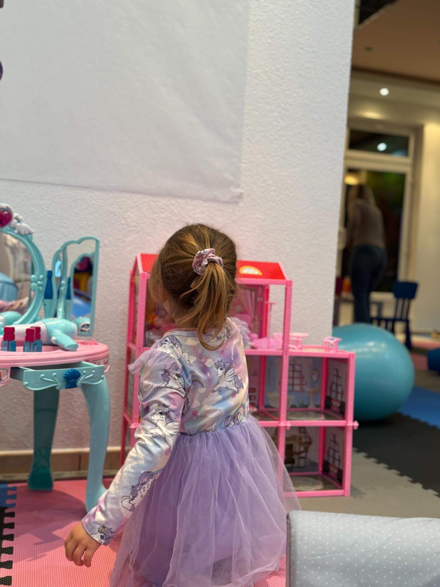 djevojcica i kucica za lutke djevojcica i kucica za lutke