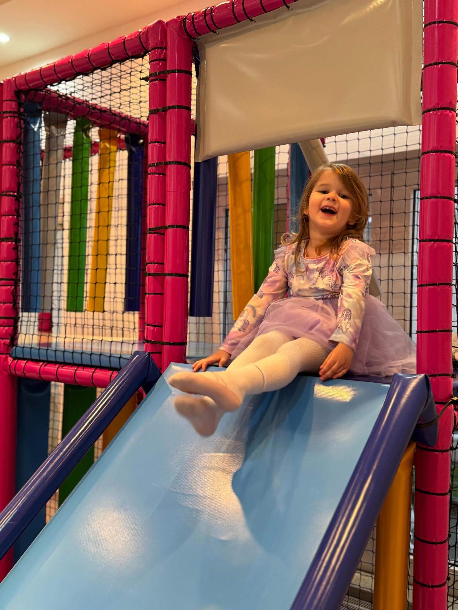 djevojcica i tobogan djevojcica i tobogan