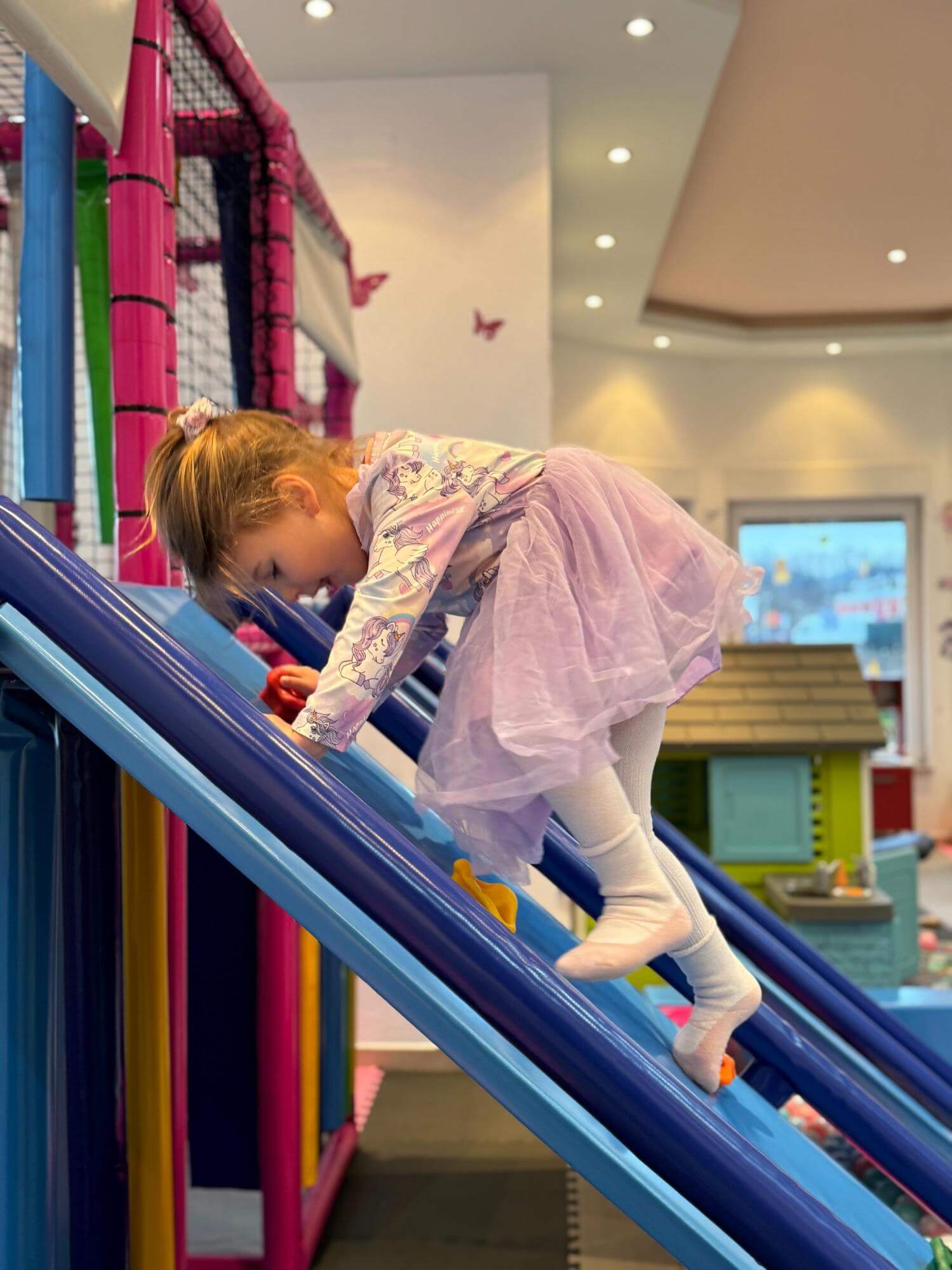 djevojcica na toboganu djevojcica na toboganu