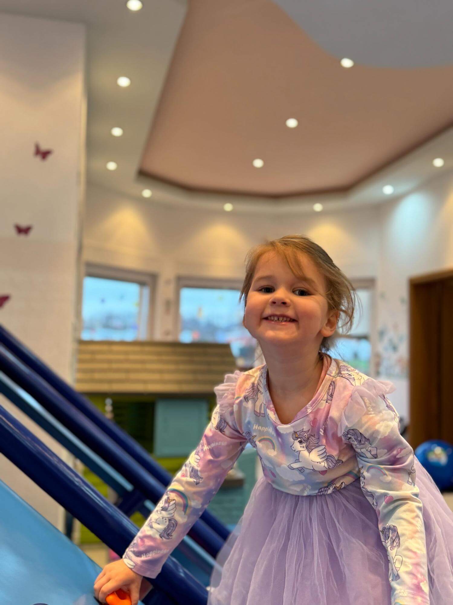 zadovoljna djevojcica zadovoljna djevojcica